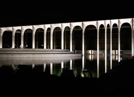La nuova illuminazione di palazzo Niemeyer per i 110 anni della Mondadori