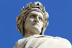 Dettaglio della statua di Dante Alighieri